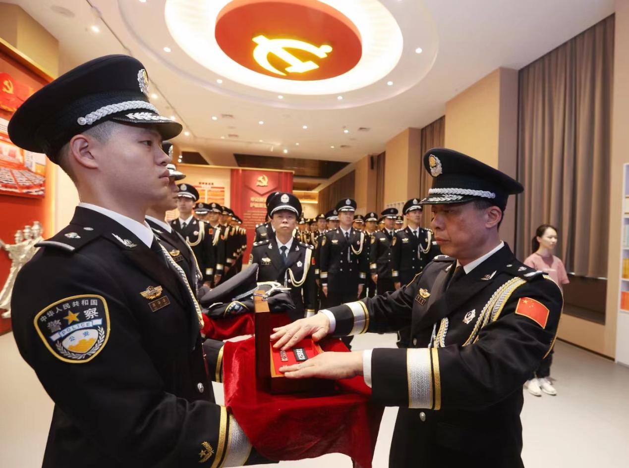 本物 百万円 現役用中国公安警察手帳と武警財布と公安情報管理袋4点合法密輸品 武汉市公安局