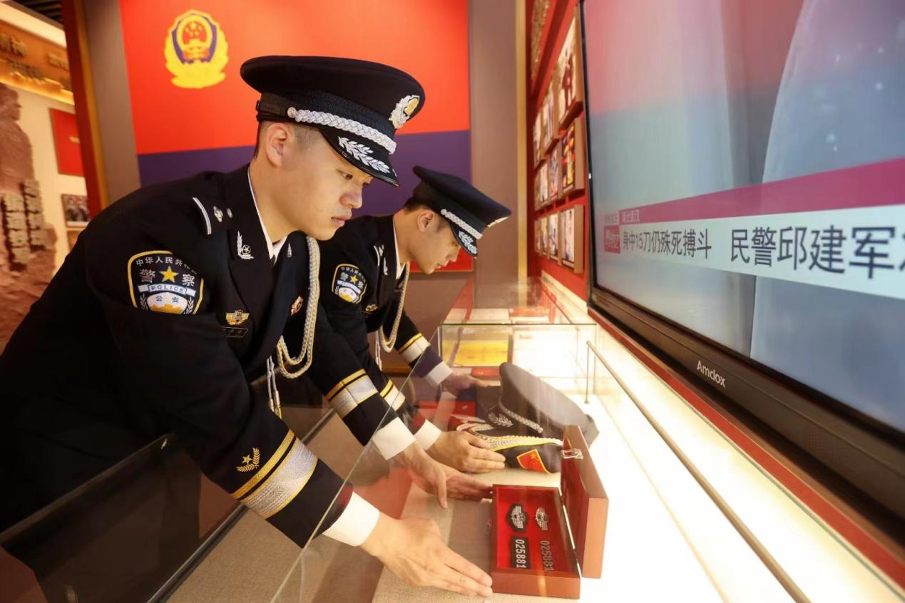 本物 百万円 現役用中国公安警察手帳と武警財布と公安情報管理袋4点合法密輸品 武汉市公安局