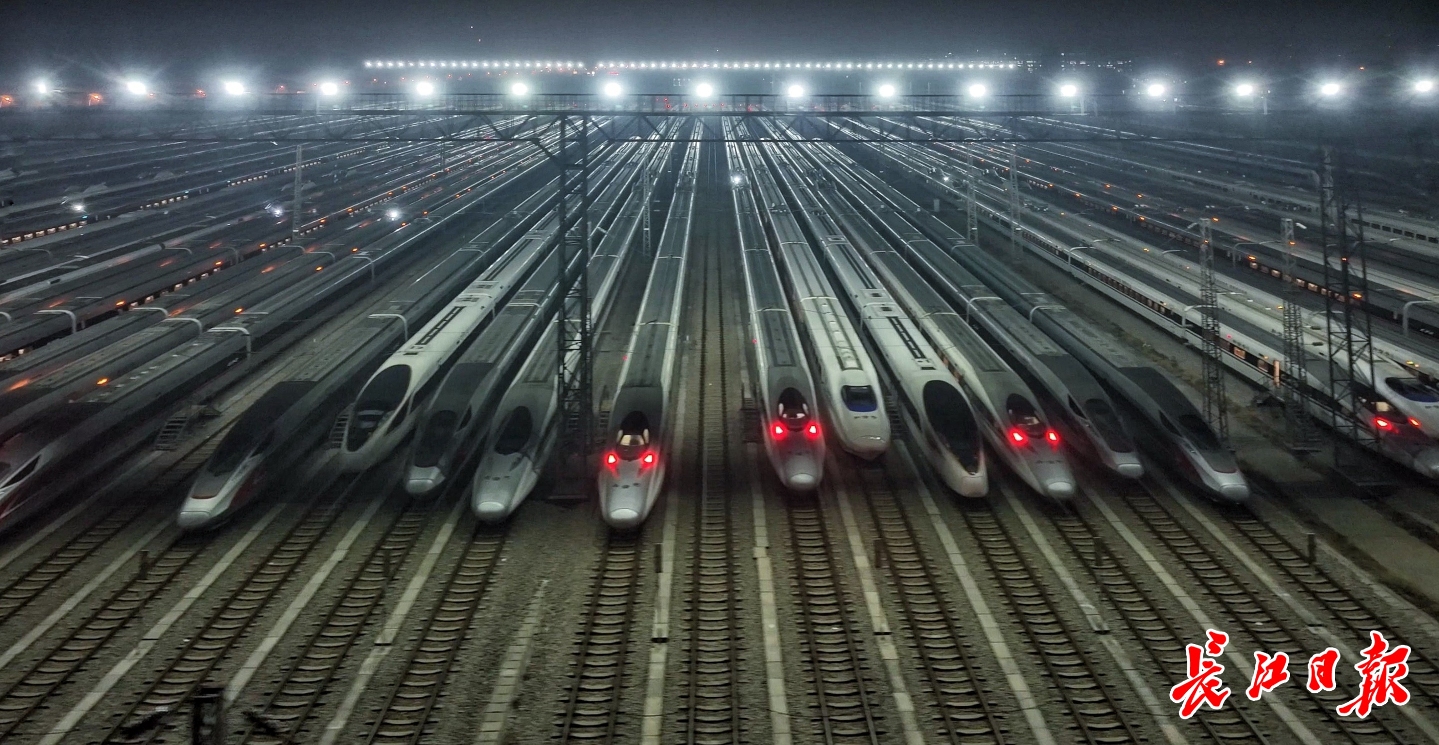 夜探武汉动车段 "动车医生"寒夜通宵为动车体检 - 武汉市人民政府门户