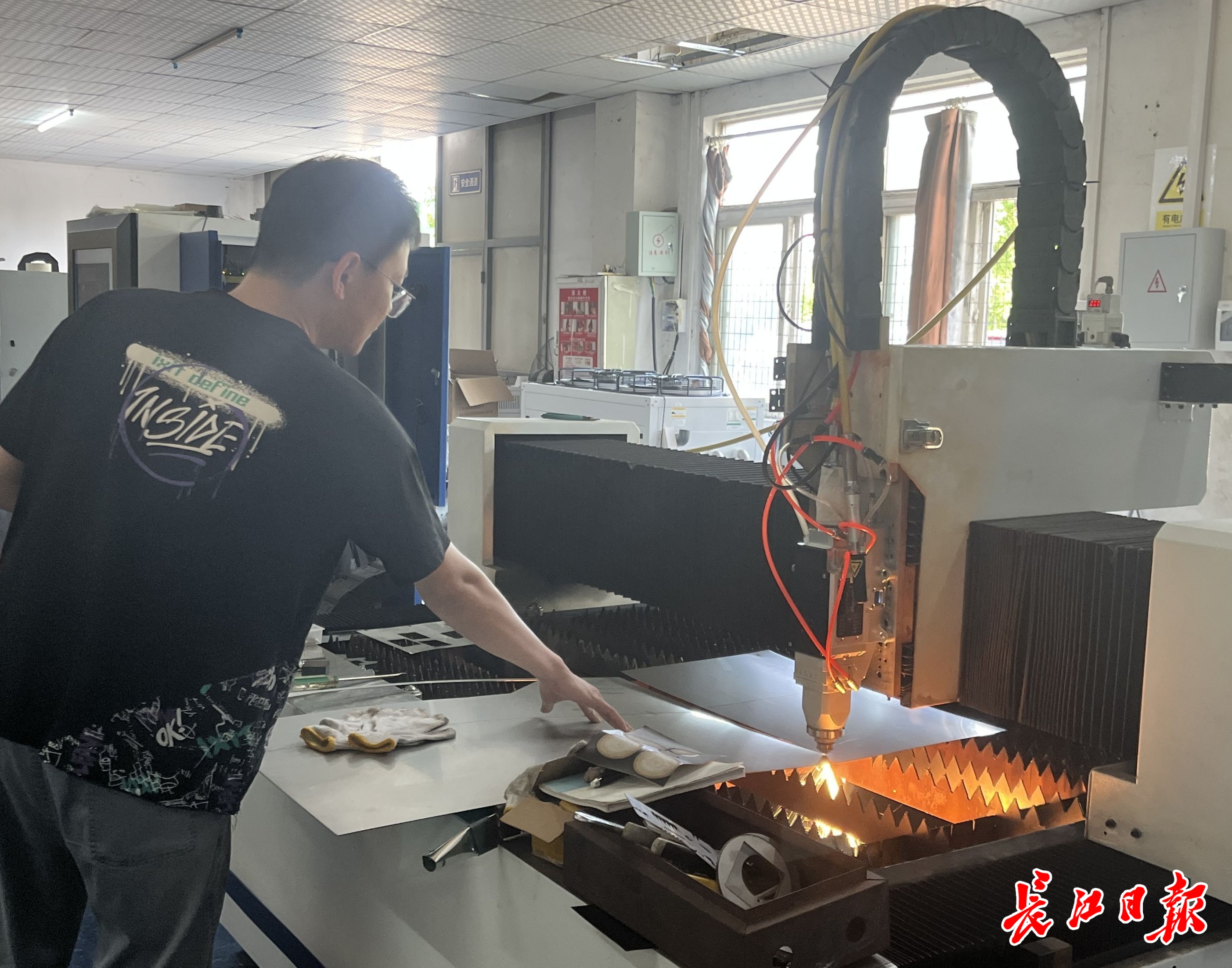 武汉企业研发手持激光焊枪订单不断,会议大厅都堆满成箱的原材料