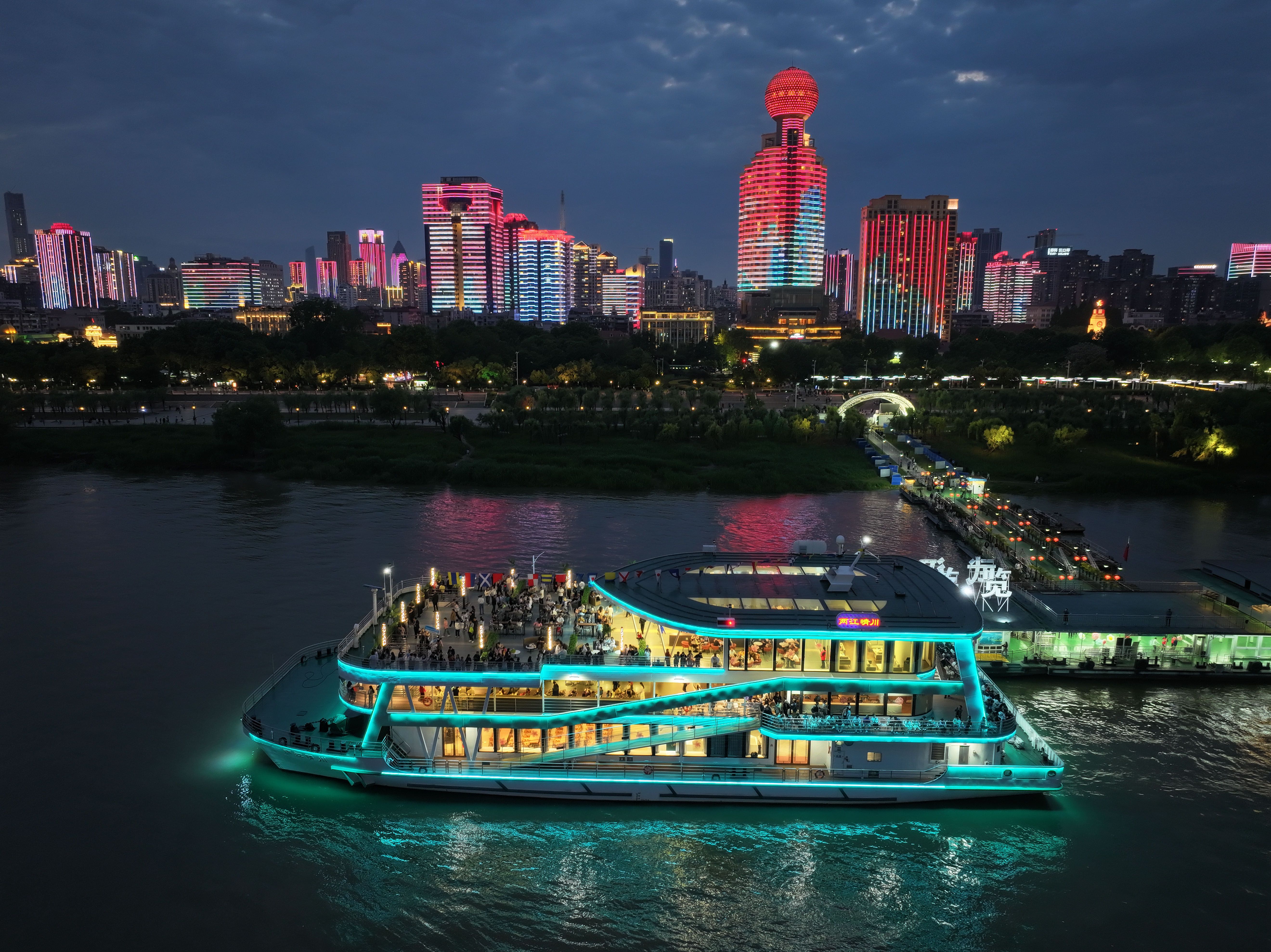 在 "两江晴川"号感受滨海椰韵风情 - 武汉市人民政府门户网站