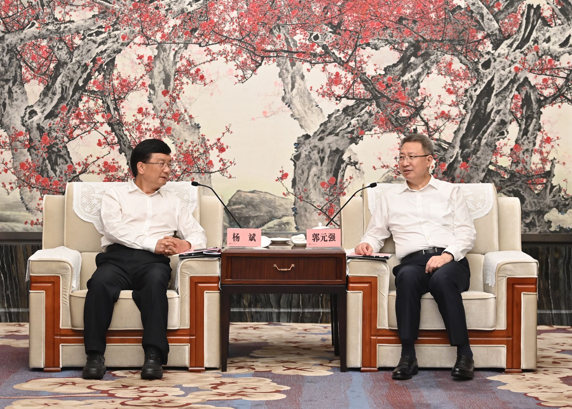 郭元强会见曲靖市委书记杨斌一行