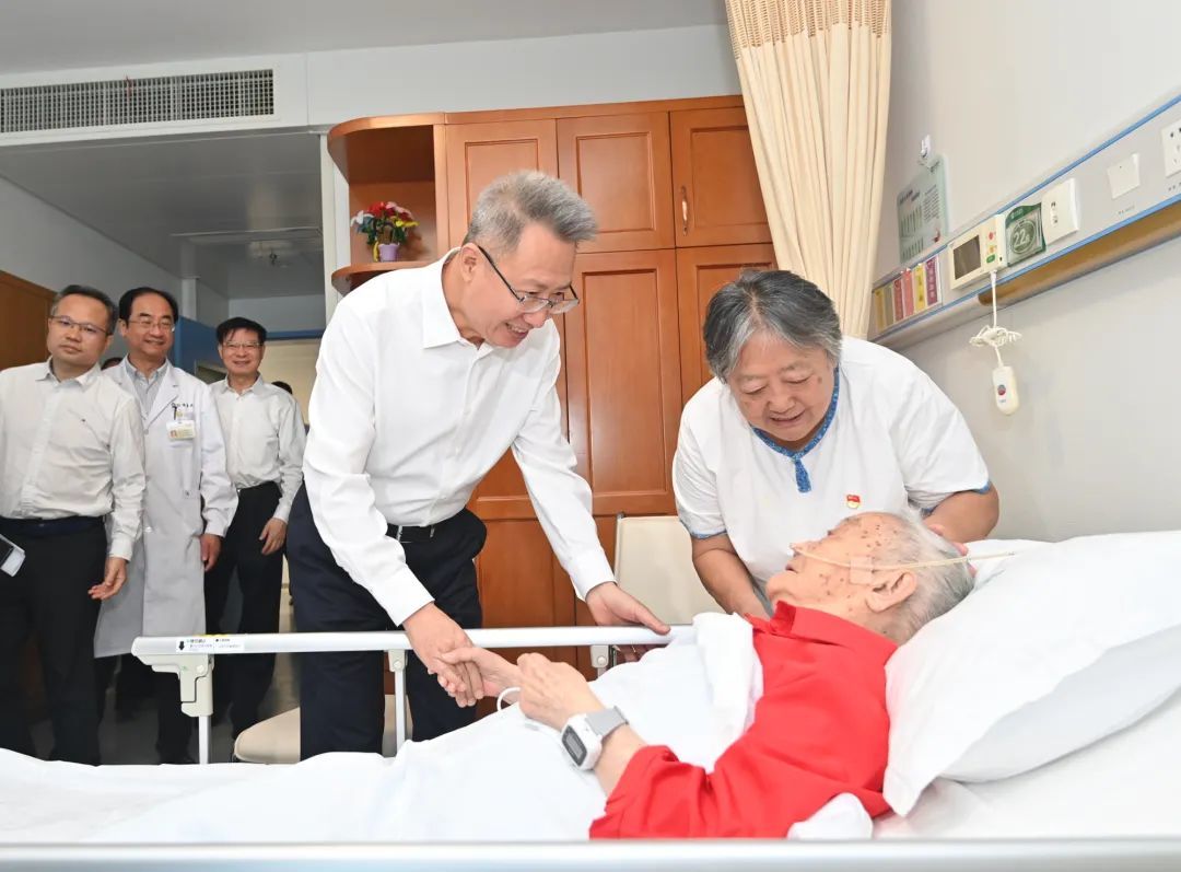 郭元强走访慰问抗战老战士发放纪念章弘扬抗战精神凝聚奋斗力量
