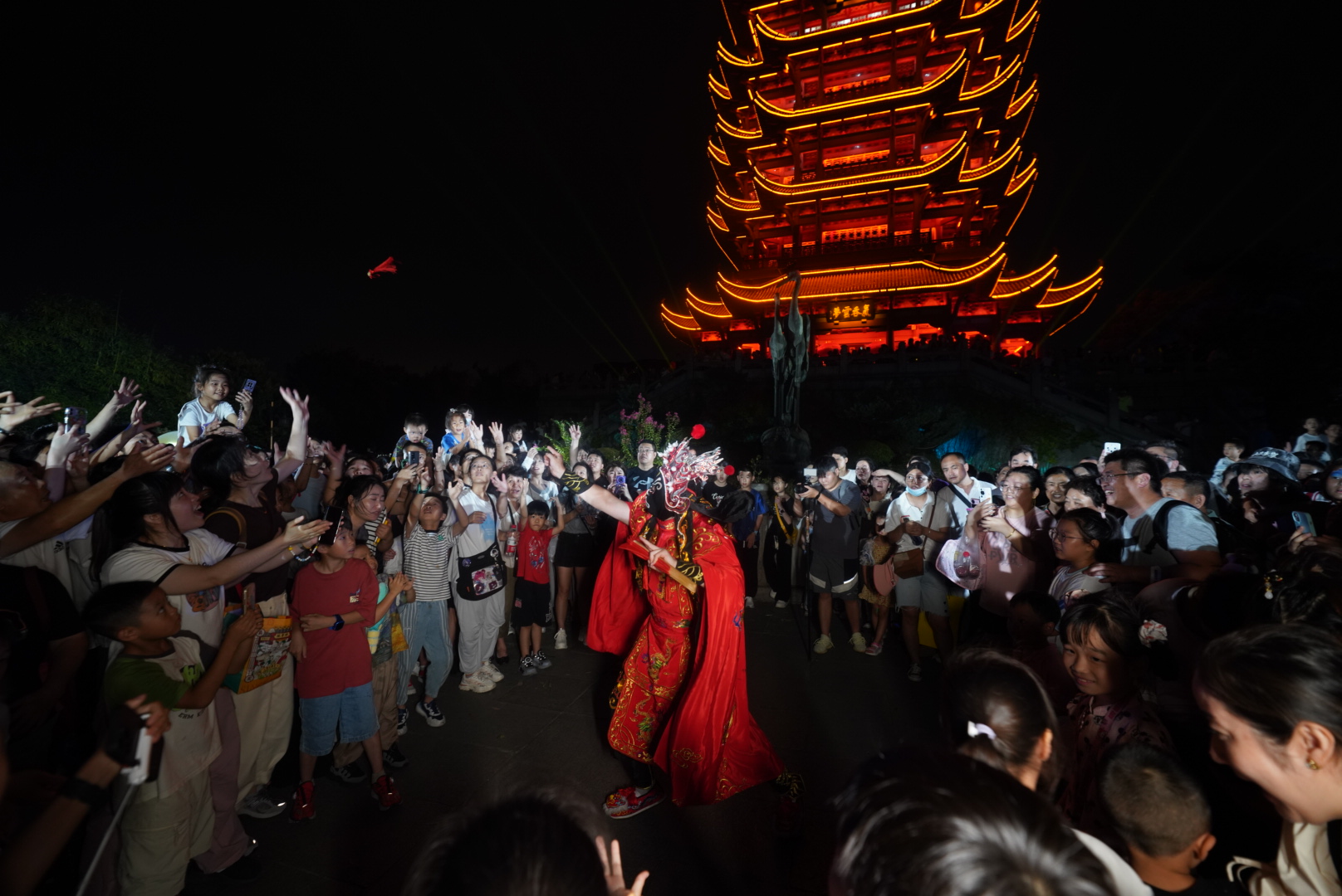 黄鹤楼中秋夜游火爆，游客排队共赏千年古韵- 武汉市人民政府门户网站