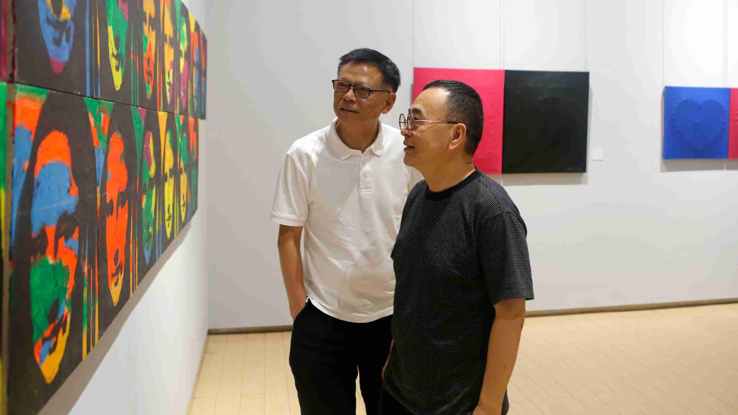 见证艺术家灵感来自武汉这片热土，“平视——油画七人展”开幕- 武汉市人民